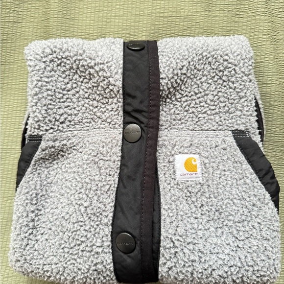 Carhartt Gray and Black Vest for Versatile Layering - Picture 9 of 14